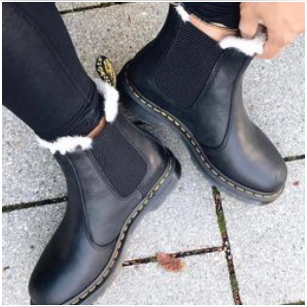 NWT Dr. Martens 2976 Faux Fur Lined Leather Chelsea in Black Burnished Wyoming - Picture 2 of 15
